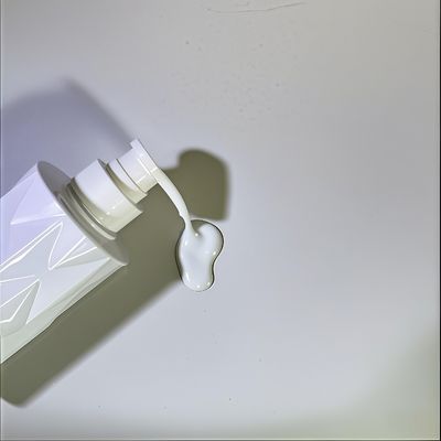 Hình dạng kính PET chai mỹ phẩm với bơm báo chí và logo tùy chỉnh 5000pcs MOQ 15-35 ngày giao hàng