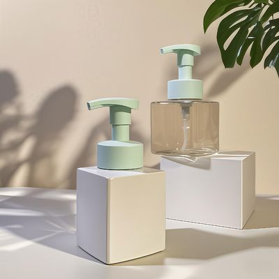 Chai đựng lotion mỹ phẩm hình vuông với chất liệu PET và vòi nhấn dùng cho bao bì chăm sóc da