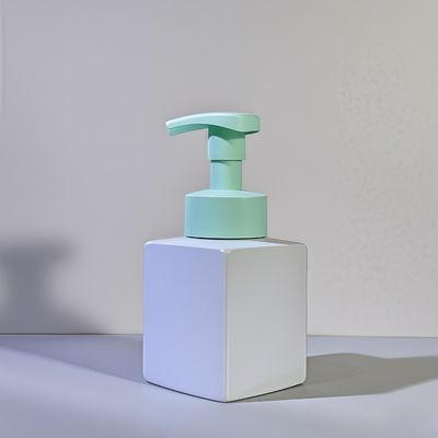 Chai đựng lotion mỹ phẩm hình vuông với chất liệu PET và vòi nhấn dùng cho bao bì chăm sóc da